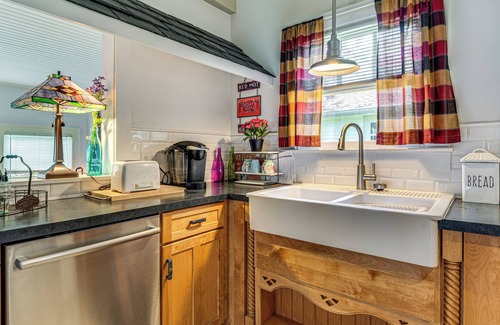 Speedway Casa | 1/2 Mi to Indy Motor Speedway: Home w/ Yard!