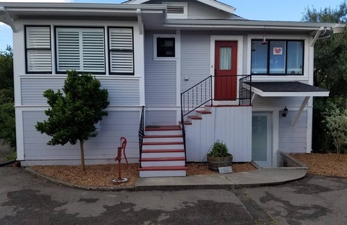 Santa Rosa Apartamento | Una unidad de 1,400 pies cuadrados recién terminada en una propiedad de 1. 11 acres.
