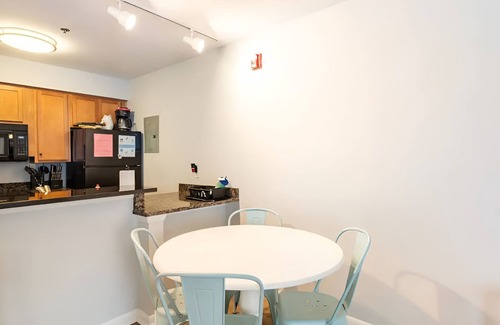 Northeast Virginia Beach Condominio | ¡BAJAS TARIFAS DE VERANO!~ 1. ¡A 5 cuadras de la playa y el paseo marítimo! 2 Hab 2 Baño