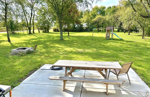 Grundy County Casa | 1 Acre newly remodeled Coal City home