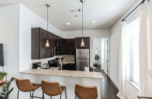 West End Condominio | 1 BDR Loft Centrally Located in West End