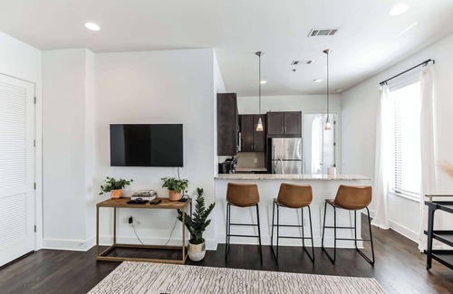 West End Condominio | 1 BDR Loft Centrally Located in West End