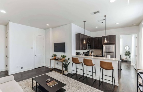 West End Condominio | 1 BDR Loft Centrally Located in West End