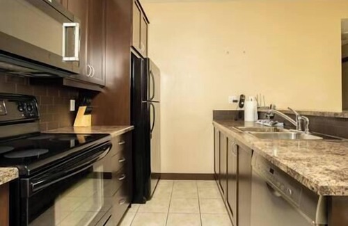 East Kootenay Apartamento | 1 BDRM Condo - Great location - Hot tub and pool