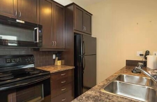 East Kootenay Apartamento | 1 BDRM Condo - Great location - Hot tub and pool