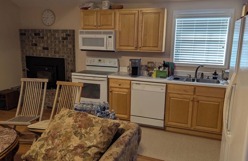 Kingston Casa | 1-bdrm house with fireplace, AC and WiFi with 20 acres of trees scenic deck.