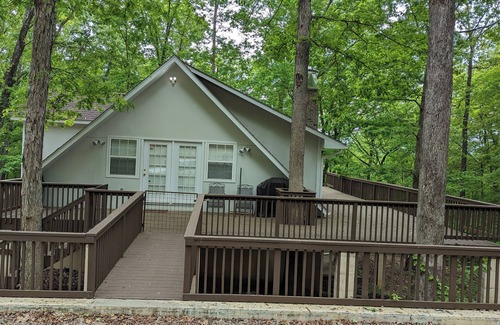 Kingston Casa | 1-bdrm house with fireplace, AC and WiFi with 20 acres of trees scenic deck.
