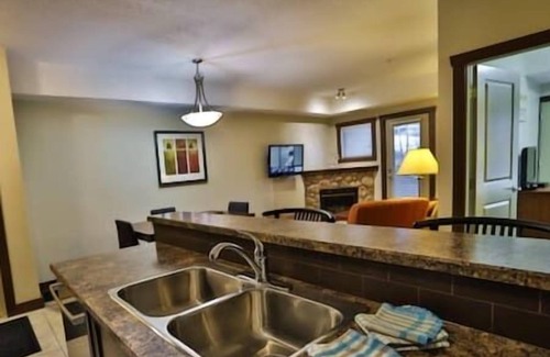 East Kootenay Condominio | Newly Renovated / Hot Tub / King Suite