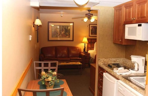 Chalet Village North Complejo | 1 bdrm resort in Gatlinburg. Includes 4 passes to Waterpark. 3, 4, 7 day rental