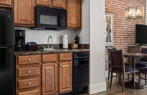 Central Business District Complejo | 1-Bdrm Suite in NOLA Historic Warehouse District Near the Famous French Quarter