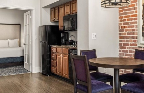 Central Business District Complejo | 1-Bdrm Suite in NOLA Historic Warehouse District Near the Famous French Quarter