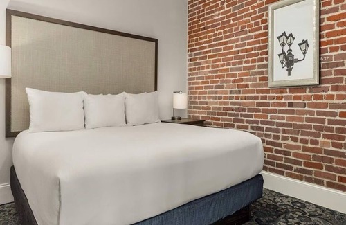 Central Business District Complejo | 1-Bdrm Suite in NOLA Historic Warehouse District Near the Famous French Quarter