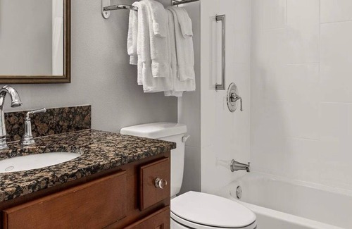 Central Business District Complejo | 1-Bdrm Suite in NOLA Historic Warehouse District Near the Famous French Quarter