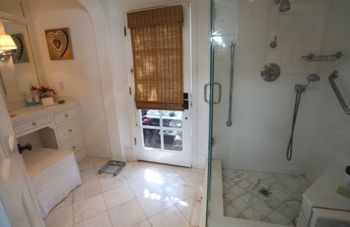 Brentwood Casa | 1 bdrm1 bath bungalow