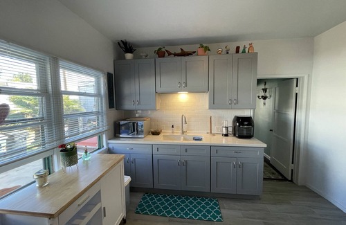 Los Angeles County Apartamento | 1 Bed 1 Bath 5 miles from Beach Washer/Dryer in unit