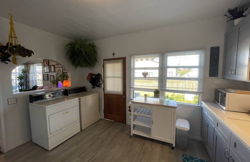Los Angeles County Apartamento | 1 Bed 1 Bath 5 miles from Beach Washer/Dryer in unit
