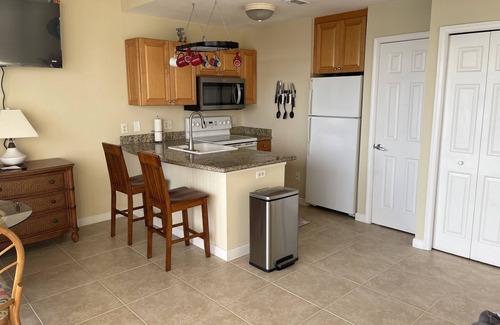 St. Petersburg - Clearwater Condominio | 1 bed 1 bath condo unit with Boca Ciega Bay water front view.