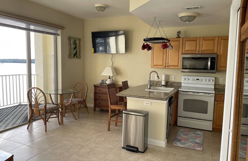 St. Petersburg - Clearwater Condominio | 1 bed 1 bath condo unit with Boca Ciega Bay water front view.