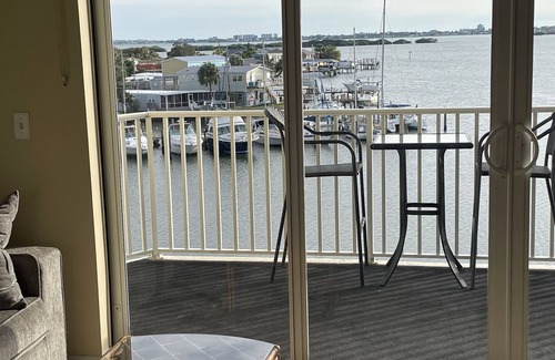 St. Petersburg - Clearwater Condominio | 1 bed 1 bath condo unit with Boca Ciega Bay water front view.