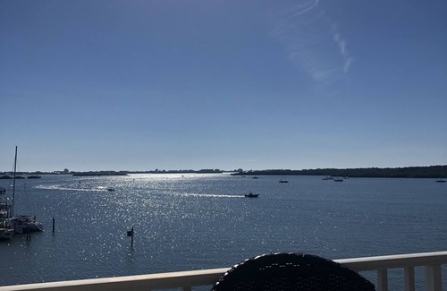 St. Petersburg - Clearwater Condominio | 1 bed 1 bath condo unit with Boca Ciega Bay water front view.