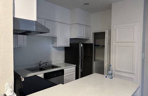 Dallas Apartamento | 1 bed 1 bath. Lake and pool access. Comfortable, quiet, study and relax suite.