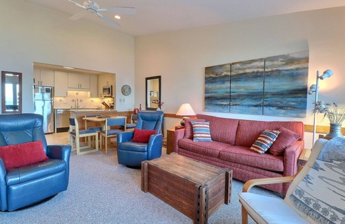 Colington Condominio | 1-Bed Condo with Stunning Ocean Views, Pool