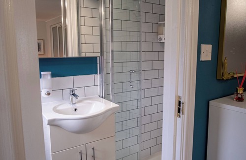 St Albans Cabina | 1 Bed-Sleeps 4-Private Garden-Free Parking