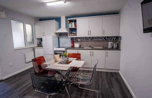 St Albans Cabina | 1 Bed-Sleeps 4-Private Garden-Free Parking