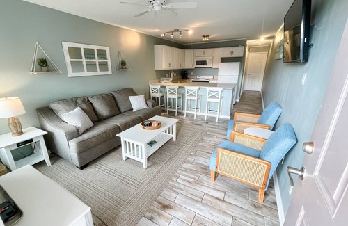 Caine Woods Condominio | 1 Bedroom/1 Bath Hidden Gem - Walk to the Beach or Relax Poolside! Sleeps 6.