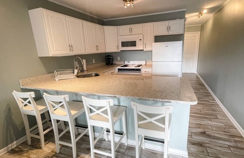 Caine Woods Condominio | 1 Bedroom/1 Bath Hidden Gem - Walk to the Beach or Relax Poolside! Sleeps 6.