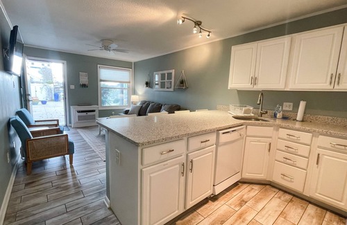 Caine Woods Condominio | 1 Bedroom/1 Bath Hidden Gem - Walk to the Beach or Relax Poolside! Sleeps 6.