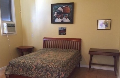Estate Hermon Hill Condominio | Condominio de 1 recámara, 1 baño $ 2400 / mes. Tarifas semanales disponibles.