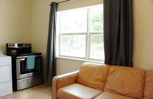 Sunset Casa | 1 Bedroom 725 sf Ft. Laud. House; on-site W/Dryer