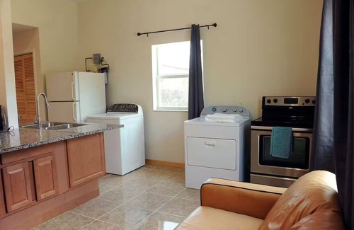 Sunset Casa | 1 Bedroom 725 sf Ft. Laud. House; on-site W/Dryer