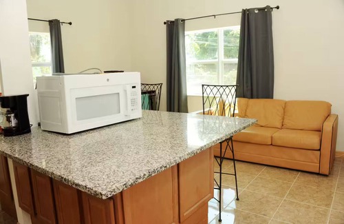 Sunset Casa | 1 Bedroom 725 sf Ft. Laud. House; on-site W/Dryer