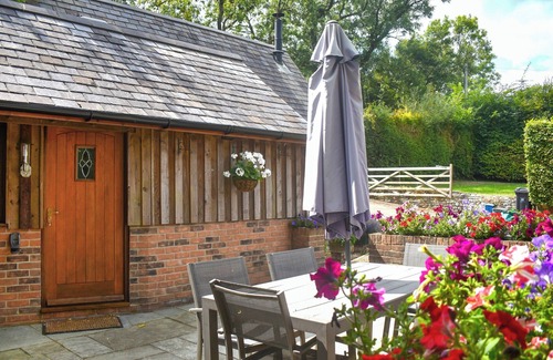 Raymonds Hill Cabaña | 1 bedroom accommodation in Lyme Regis