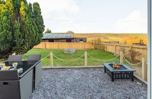 Llangynin Cabaña | 1 bedroom accommodation in Llangynin