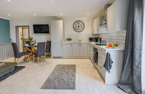 Llangynin Cabaña | 1 bedroom accommodation in Llangynin