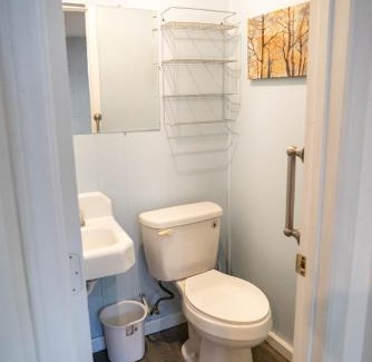 Pilot Mountain Apartamento | 1-bedroom apartment, sleeps 4, in lovely Pilot Mountain-walk to Main st! Unit 2