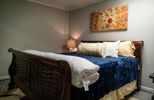 Pilot Mountain Apartamento | 1-bedroom apartment, sleeps 4, in lovely Pilot Mountain-walk to Main st! Unit 2