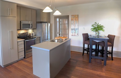 Goderich Apartamento | 1 Bedroom Apartment in Beautifully Renovated Heritage Home