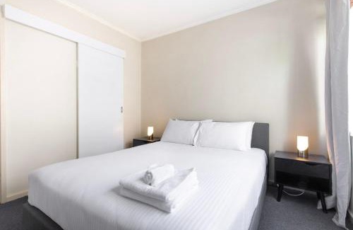 East Melbourne Apartamento | 1-Bedroom Apartment with Complete Desk Setup
