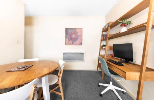 East Melbourne Apartamento | 1-Bedroom Apartment with Complete Desk Setup