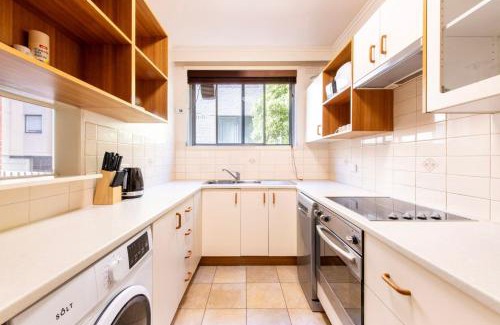 East Melbourne Apartamento | 1-Bedroom Apartment with Complete Desk Setup