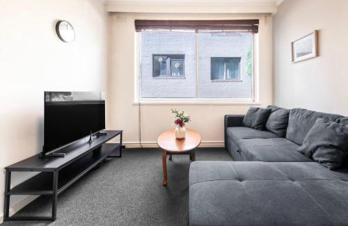 East Melbourne Apartamento | 1-Bedroom Apartment with Complete Desk Setup