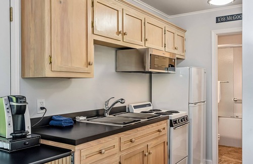 Eureka Springs Historic District Cabina | 1 Bedroom Cabin In The Woods, Covered Porch, Jacuzzi, Kitchen & Hot Tub!