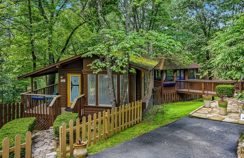 Eureka Springs Historic District Cabina | 1 Bedroom Cabin In The Woods, Covered Porch, Jacuzzi, Kitchen & Hot Tub!