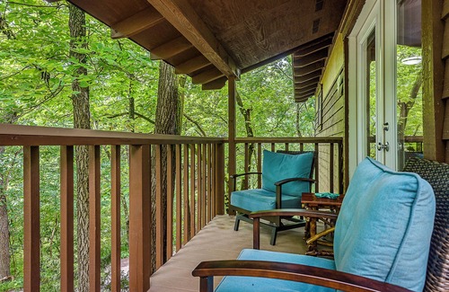 Eureka Springs Historic District Cabina | 1 Bedroom Cabin In The Woods, Covered Porch, Jacuzzi, Kitchen & Hot Tub!