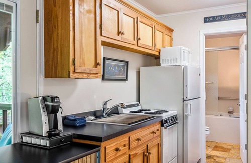 Eureka Springs Historic District Cabina | 1 Bedroom Cabin In The Woods, Covered Porch, Jacuzzi, Kitchen & Hot Tub.