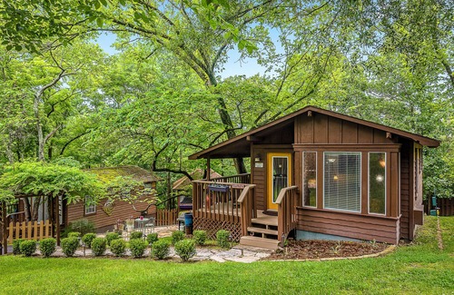 Eureka Springs Historic District Cabina | 1 Bedroom Cabin In The Woods, Covered Porch, Jacuzzi, Kitchen & Hot Tub.